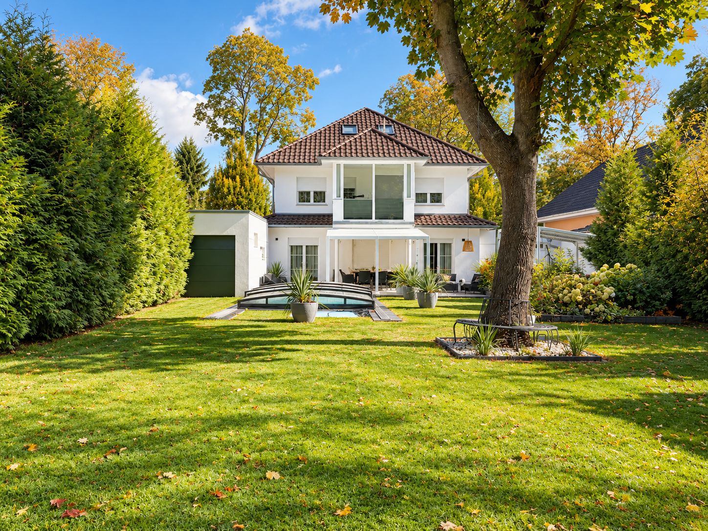 Gartenansicht der Villa mit Pool und Terrasse